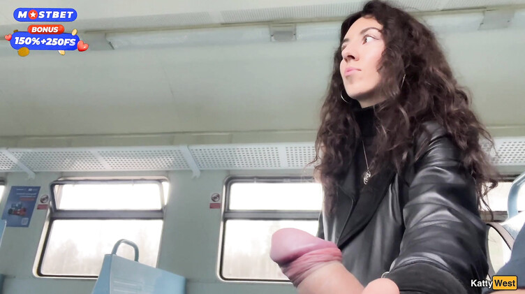 Эксгибиционист залил спермой лицо незнакомки в поезде, поманив ее хуем