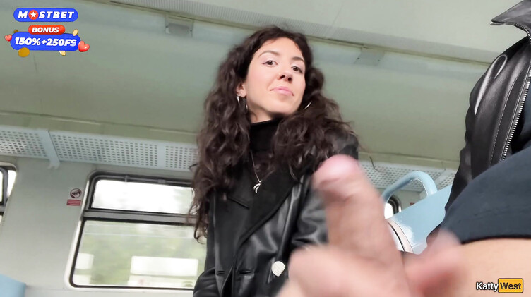 Эксгибиционист залил спермой лицо незнакомки в поезде, поманив ее хуем