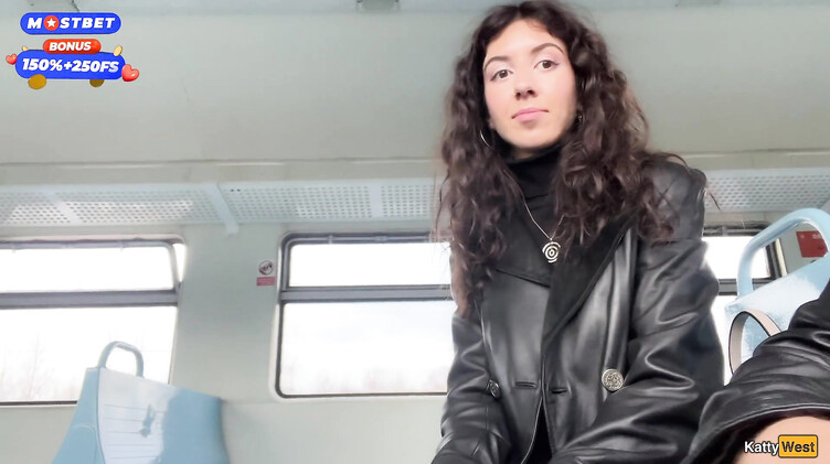 Katty West: Эксгибиционист залил спермой лицо незнакомки в поезде, поманив ее хуем