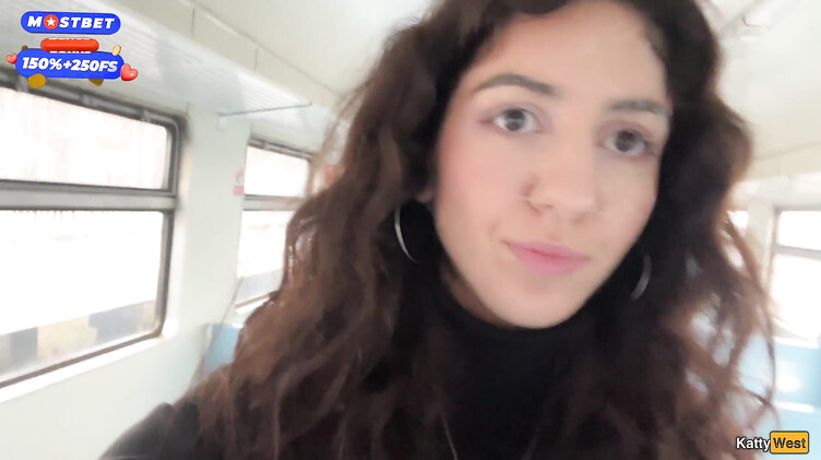 Русское порно: Эксгибиционист залил спермой лицо незнакомки в поезде, поманив ее хуем