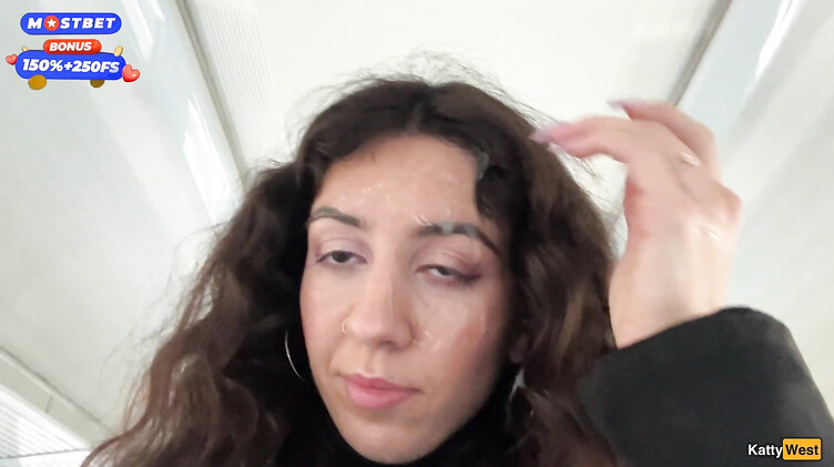 Сперма на лице: Эксгибиционист залил спермой лицо незнакомки в поезде, поманив ее хуем