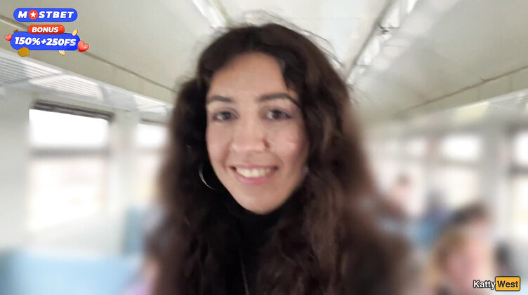 Эксгибиционист залил спермой лицо незнакомки в поезде, поманив ее хуем