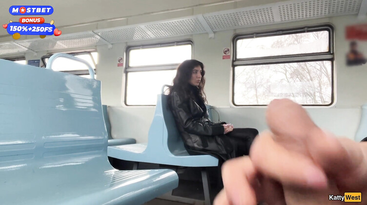 Сперма на лице: Эксгибиционист залил спермой лицо незнакомки в поезде, поманив ее хуем