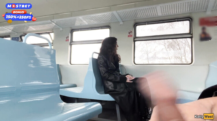 Публичное порно: Эксгибиционист залил спермой лицо незнакомки в поезде, поманив ее хуем