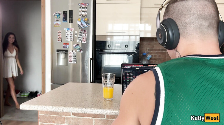 Трахаю жену друга трейдера, пока он торгует на ноутбуке