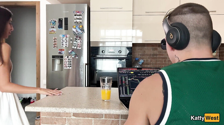 Чужие жены: Трахаю жену друга трейдера, пока он торгует на ноутбуке