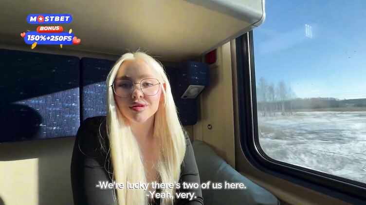 Красивые попки: 18-летняя блондинка трахается в поезде с попутчиком пока едет к своему парню