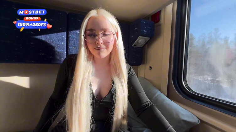 Любительское порно: 18-летняя блондинка трахается в поезде с попутчиком пока едет к своему парню