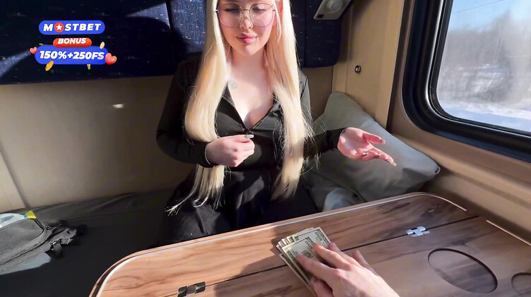 Любительское порно: 18-летняя блондинка трахается в поезде с попутчиком пока едет к своему парню