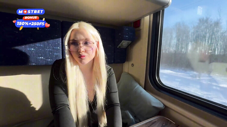 Любительское порно: 18-летняя блондинка трахается в поезде с попутчиком пока едет к своему парню