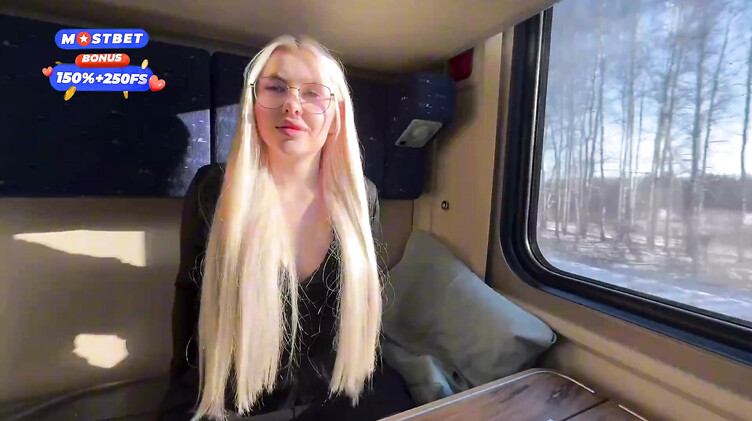 Любительское порно: 18-летняя блондинка трахается в поезде с попутчиком пока едет к своему парню