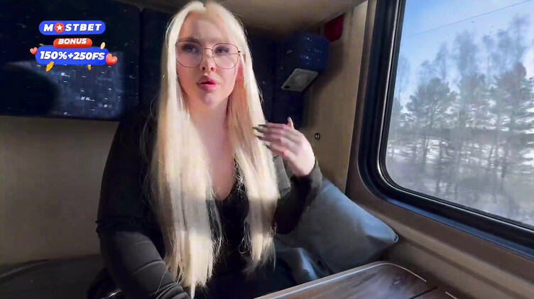 Большие жопы: 18-летняя блондинка трахается в поезде с попутчиком пока едет к своему парню