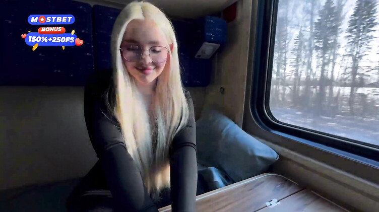 Любительское порно: 18-летняя блондинка трахается в поезде с попутчиком пока едет к своему парню