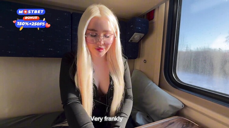 Красивая грудь: 18-летняя блондинка трахается в поезде с попутчиком пока едет к своему парню