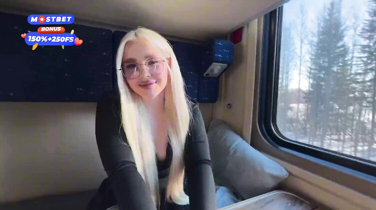 Любительское порно: 18-летняя блондинка трахается в поезде с попутчиком пока едет к своему парню