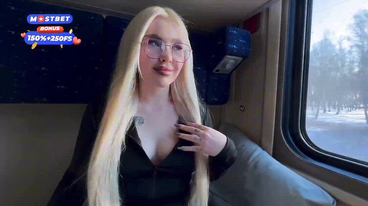 Любительское порно: 18-летняя блондинка трахается в поезде с попутчиком пока едет к своему парню