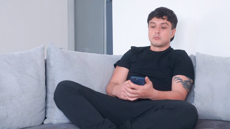 Сводная сестра занималась сексом по телефону с парнем, но тут подошел ее брат