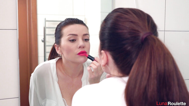 Домашнее порно: Трах раком с жопастой телкой в порванных колготках в ванной