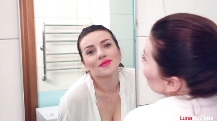 Бритые киски: Трах раком с жопастой телкой в порванных колготках в ванной