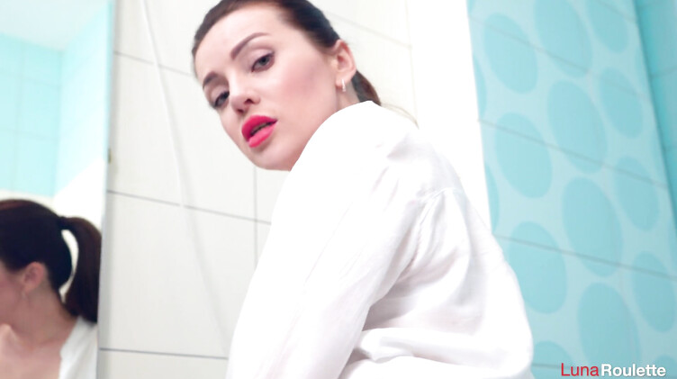 Большие жопы: Трах раком с жопастой телкой в порванных колготках в ванной