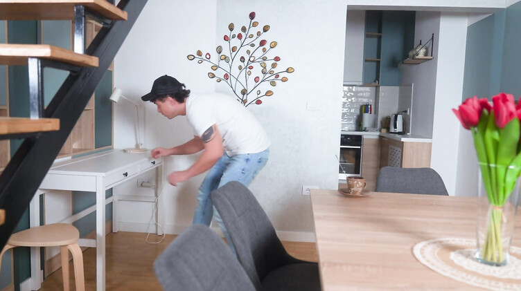 Милфы: Увидел, как мачеха мастурбирует, и стал лизать бритую киску