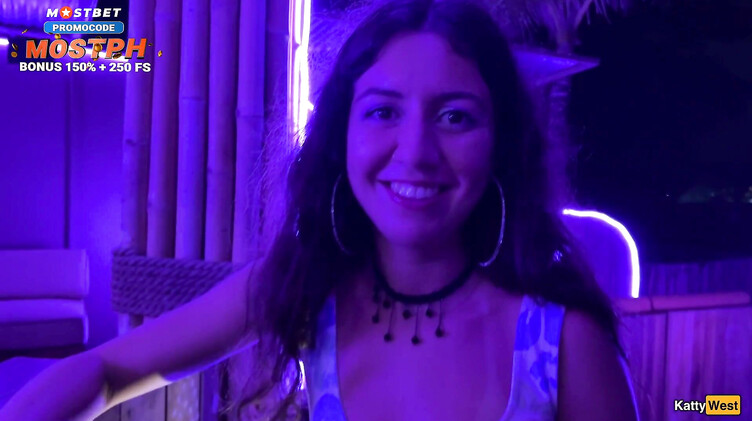 Анальная дыра: Женатик запикапил девушку на баре в Паттайе и трахнул в жопу