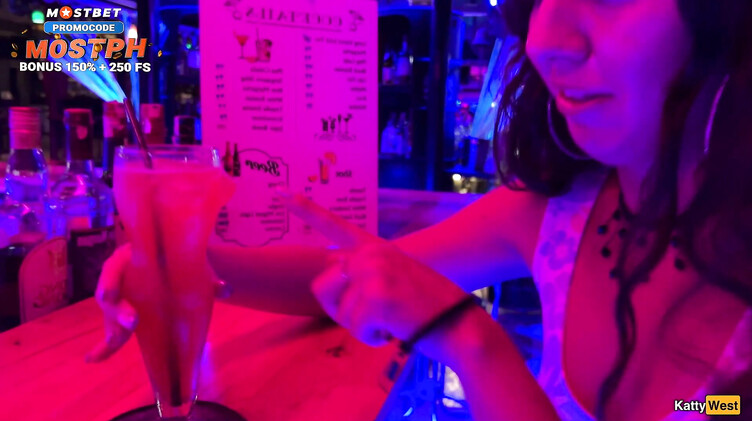 Пикап: Женатик запикапил девушку на баре в Паттайе и трахнул в жопу