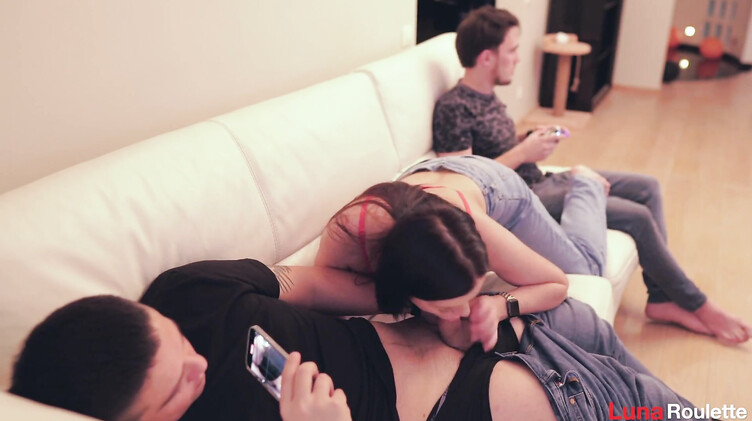 Luna Roulette: Жена отсосала другу мужа с проглотом, пока он играл на приставке