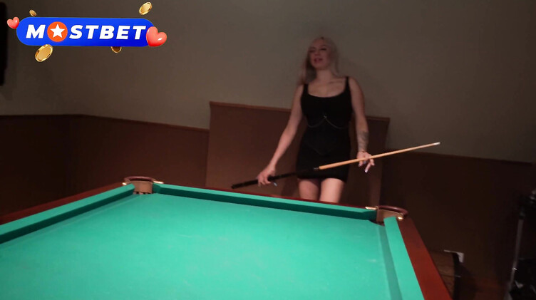 Русское порно: Ебет милфу в анал на бильярдном столе