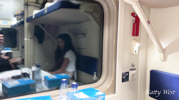 Пикапер на перроне соблазнил замужнюю девушку и трахнул ее в купе поезда