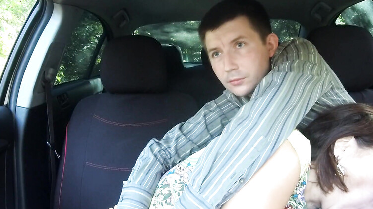 Русское порно: Зрелая русская барышня из Тиндера отсосала в машине незнакомому парню