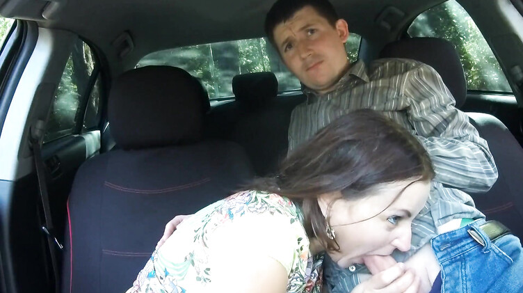 Любительское порно: Зрелая русская барышня из Тиндера отсосала в машине незнакомому парню