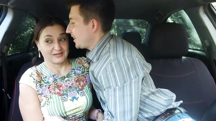 Кунилингус: Зрелая русская барышня из Тиндера отсосала в машине незнакомому парню