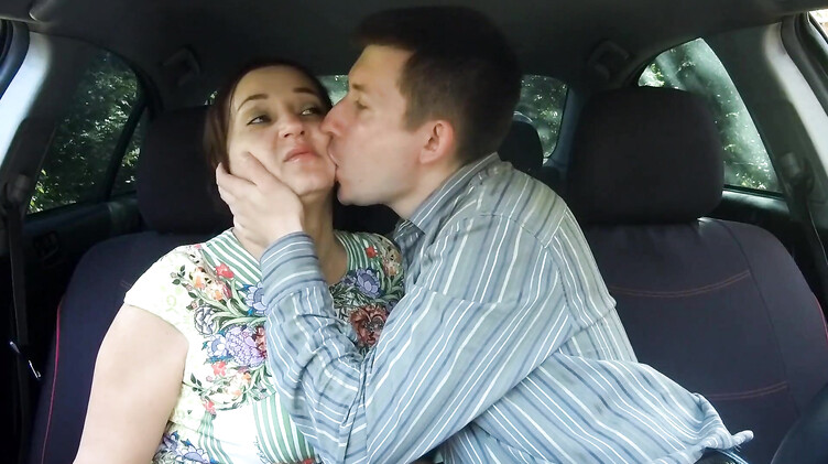 С разговорами: Зрелая русская барышня из Тиндера отсосала в машине незнакомому парню