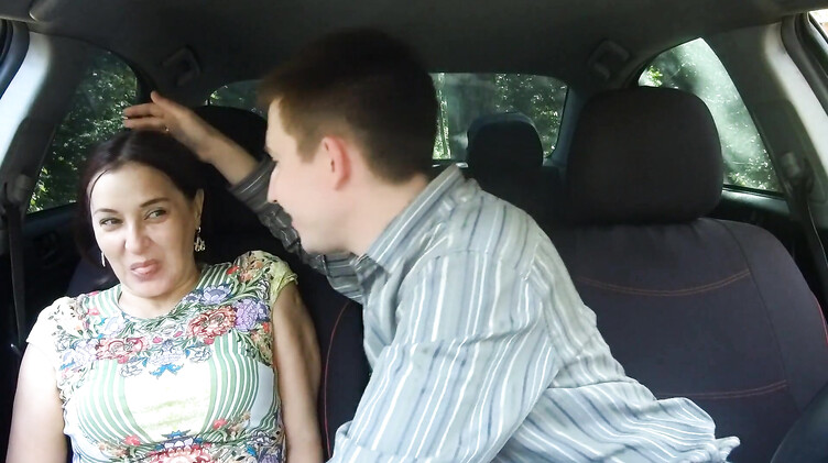 С разговорами: Зрелая русская барышня из Тиндера отсосала в машине незнакомому парню