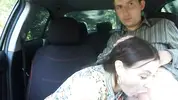 сосет в машине член незнакомца