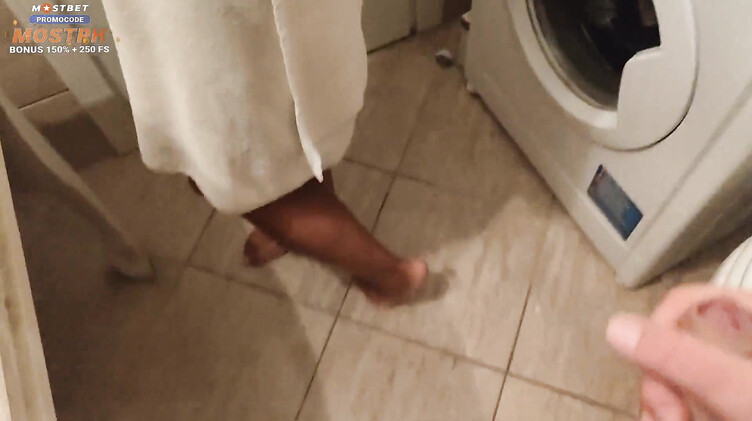 Русское порно: Пасынок ебет русскую мачеху Алину на работающей стиралке