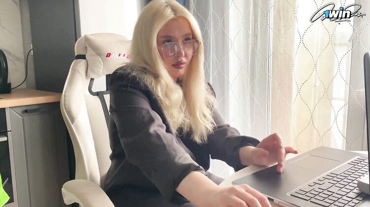 Русская сочная репетиторша трахается с 11-классником у нее дома