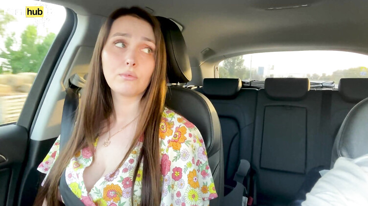 Русская мачеха после ссоры с мужем трахается в машине с молодым пасынком