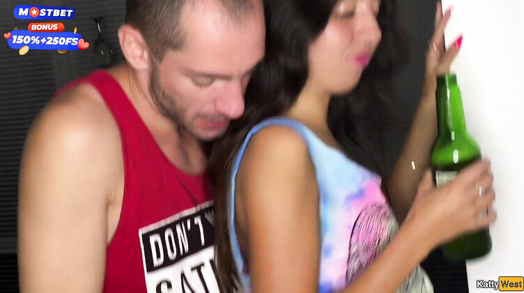 HD порно: Пьяненькая Кэтти Вест трахается на вечеринке с ненасытным любовником