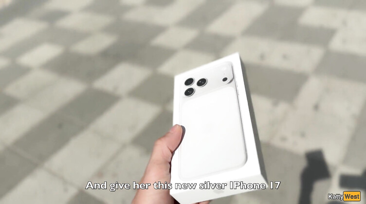 Бритые киски: Русский пикапер дарит новый iPhone незнакомке за прогулку с кончой на лице