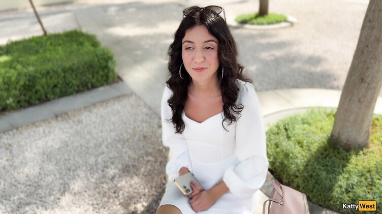 Красивые попки: Русский пикапер дарит новый iPhone незнакомке за прогулку с кончой на лице