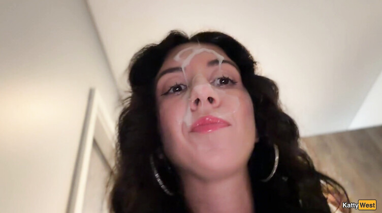 Русское порно: Русский пикапер дарит новый iPhone незнакомке за прогулку с кончой на лице