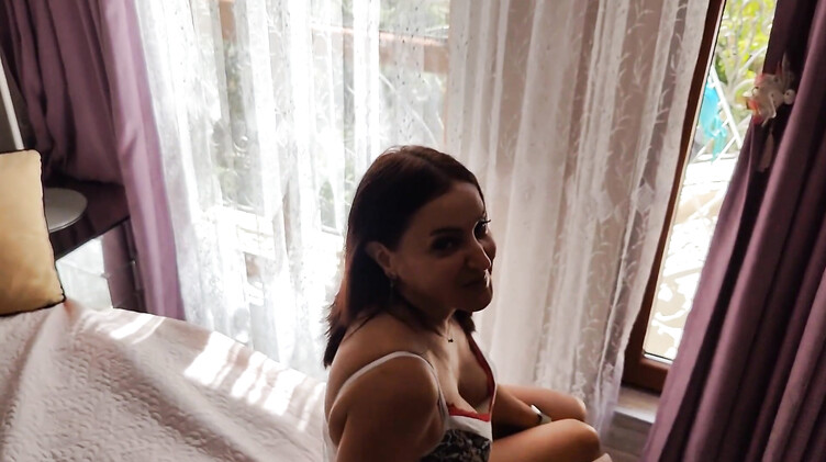 Зрелые женщины: Мама друга с мохнаткой соблазнила парня на секс своими трусиками