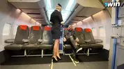 мужики пристают к стюардессе в самолете