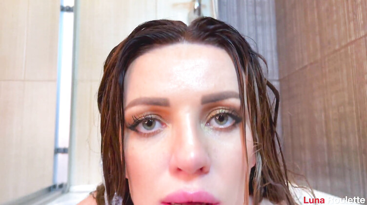 Соседка делает минет в ванне с пеной и получает сперму в рот