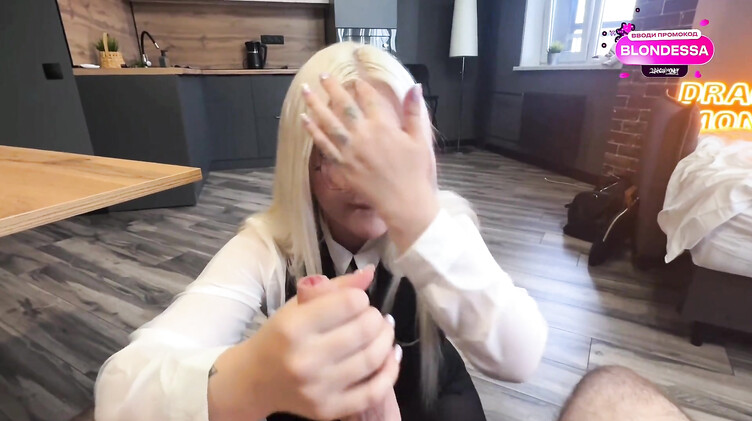 Парень спас от увольнения маму девушки и она отблагодарила сексом на кровати