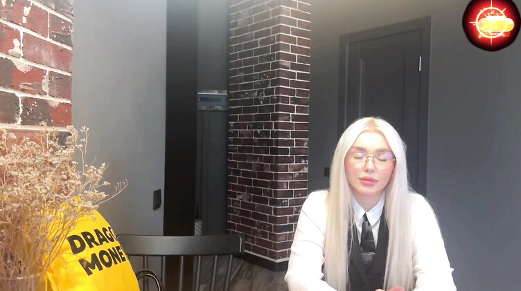 Любительское порно: Парень спас от увольнения маму девушки и она отблагодарила сексом на кровати