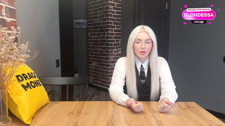 Милфы: Парень спас от увольнения маму девушки и она отблагодарила сексом на кровати