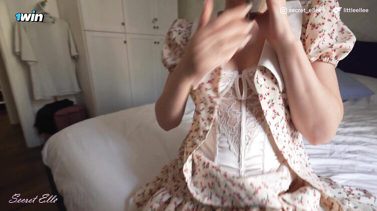 Русское порно: Неверная жена крутится на члене любовника, разговаривая по телефону с мужем